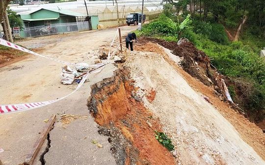 Đà Lạt: Khắc phục sạt lở trên tuyến đường đi Suối Vàng