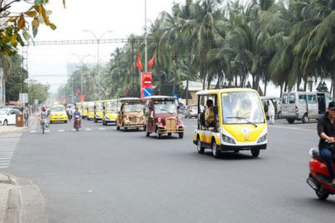 Thí điểm xe 4 bánh chạy điện, xăng chở khách du lịch