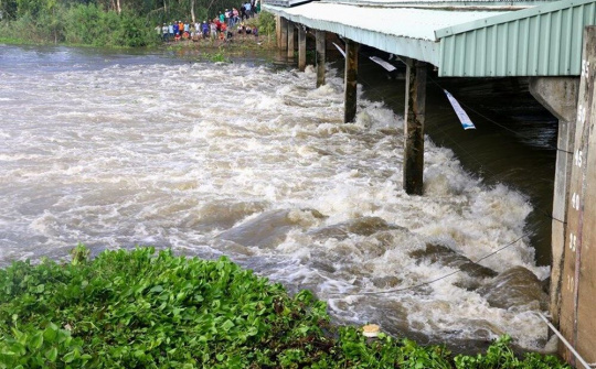 Ứng phó xả lũ đập tràn Trà Sư, Tha La