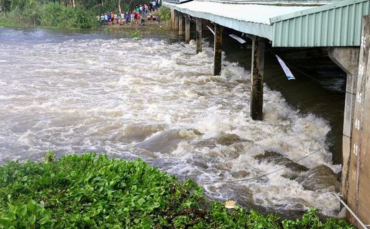 Ứng phó xả lũ đập tràn Trà Sư, Tha La