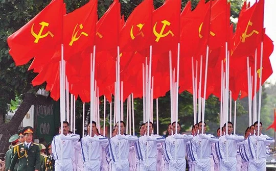 Vững bước trên con đường cách mạng