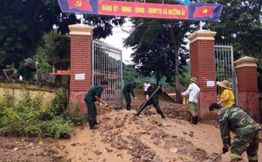 Cán bộ, chiến sĩ Đoàn Kinh tế Quốc phòng 4 giúp nhân dân khắc phục hậu quả lũ lụt