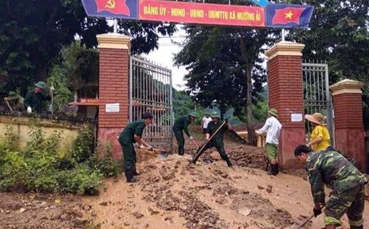 Cán bộ, chiến sĩ Đoàn Kinh tế Quốc phòng 4 giúp nhân dân khắc phục hậu quả lũ lụt