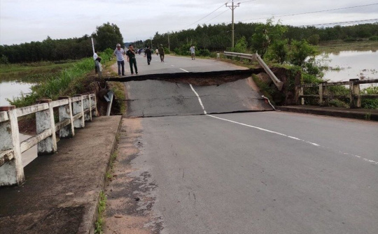 Bình Thuận: Sập cầu Tân Hà, giao thông bị chia cắt