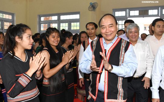 Thủ tướng chung vui ngày hội đến trường với học sinh dân tộc Tây Nguyên