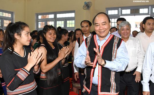 Thủ tướng chung vui ngày hội đến trường với học sinh dân tộc Tây Nguyên