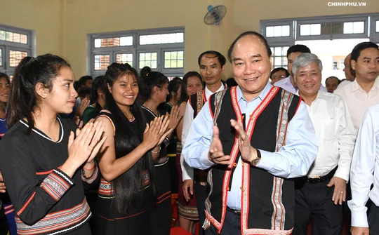 Thủ tướng chung vui ngày hội đến trường với học sinh dân tộc Tây Nguyên