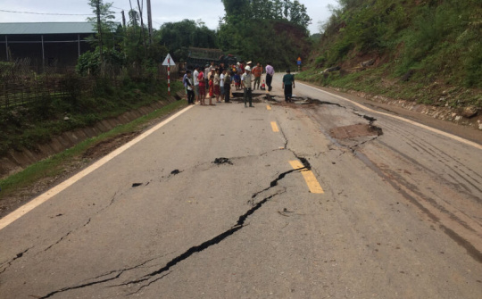 Vết nứt gần 40m chia cắt Quốc lộ 6 qua Sơn La