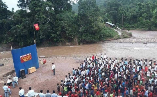 Xúc động lễ khai giảng bên bờ suối nơi rốn lũ Mường Tè