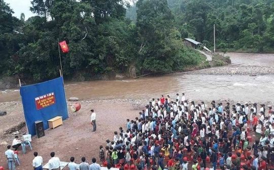 Xúc động lễ khai giảng bên bờ suối nơi rốn lũ Mường Tè