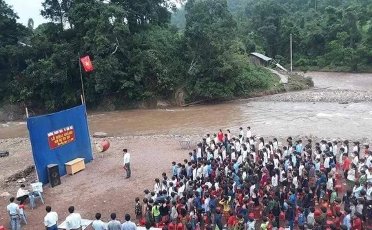 Xúc động lễ khai giảng bên bờ suối nơi rốn lũ Mường Tè