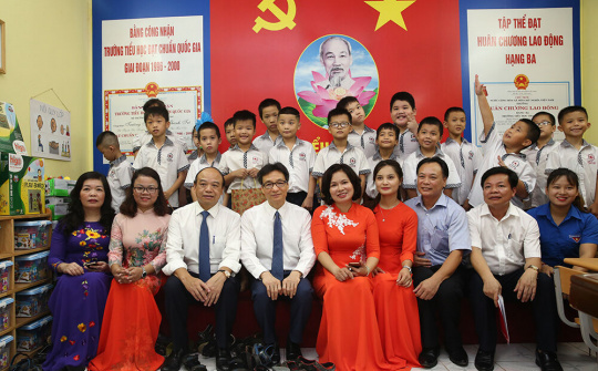 Phó Thủ tướng Vũ Đức Đam dự khai giảng tại Trường Tiểu học Thanh Trì, Hà Nội