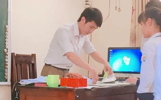 Ấn tượng với hình ảnh thầy giáo tự tay là đồng phục cho học sinh ngày khai trường