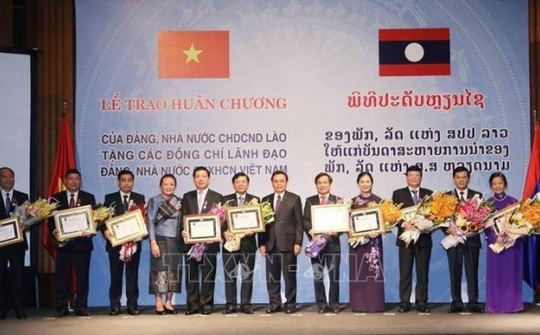 Lao Freedom Order presented to Vietnamese officials