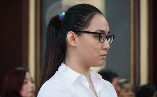 Hot girl cầm đầu đường dây buôn ma túy xuyên Việt giả điên trước tòa