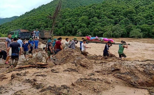 Người dân Mường Lát gắng sức vượt qua mất mát sau lũ dữ