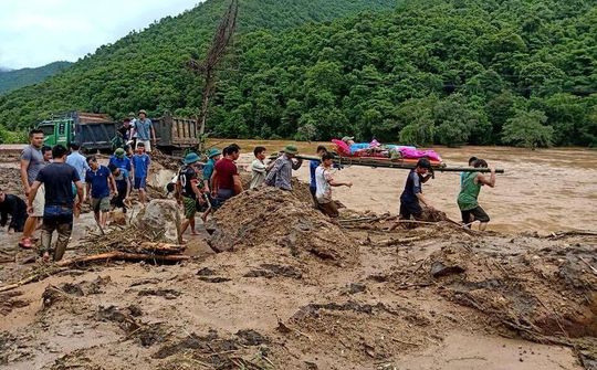 Người dân Mường Lát gắng sức vượt qua mất mát sau lũ dữ