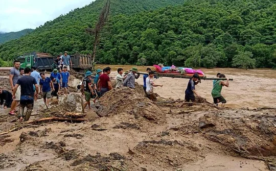 Người dân Mường Lát gắng sức vượt qua mất mát sau lũ dữ