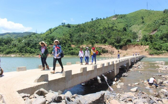 Quảng Trị: 'Cho vàng bạc không mừng bằng cầu'