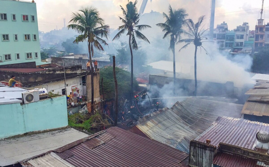 Sài Gòn: Cháy lớn thiêu rụi dãy nhà trọ dưới chân cầu Bình Lợi
