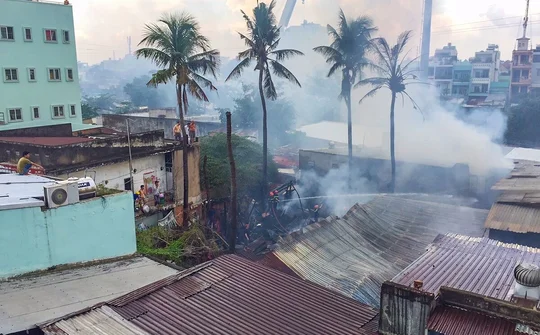 Sài Gòn: Cháy lớn thiêu rụi dãy nhà trọ dưới chân cầu Bình Lợi