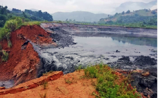 Lào Cai: Vỡ đập chứa bãi thải của nhà máy DAP, nhiều nhà dân ngập nặng