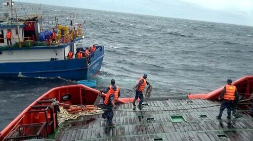 Vượt sóng cứu tám ngư dân gặp nạn trên biển