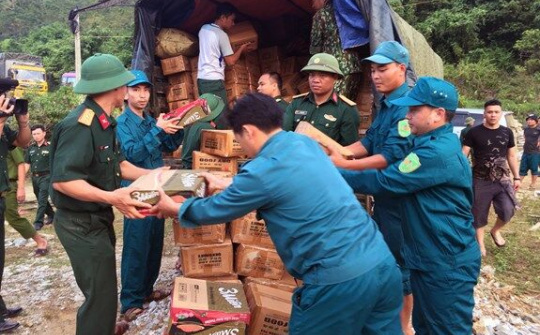 Trao 3,7 tấn hàng hỗ trợ nhân dân vùng lũ Mường Lát