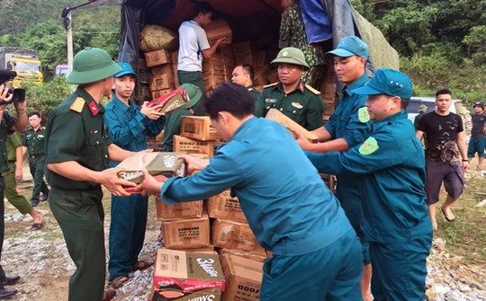 Trao 3,7 tấn hàng hỗ trợ nhân dân vùng lũ Mường Lát