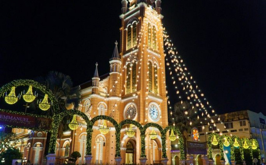 Người dân TP.HCM đổ về trung tâm đón Giáng sinh