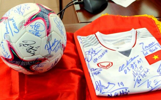 Đấu giá quà Đội tuyển Việt Nam tặng Thủ tướng để hỗ trợ Tết cho người nghèo