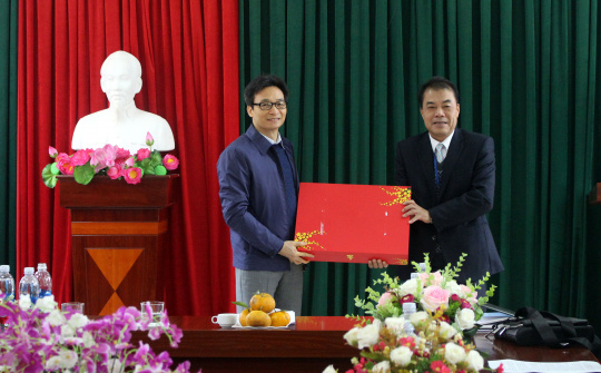 Phó Thủ tướng Vũ Đức Đam thăm, tặng quà tại Bắc Kạn