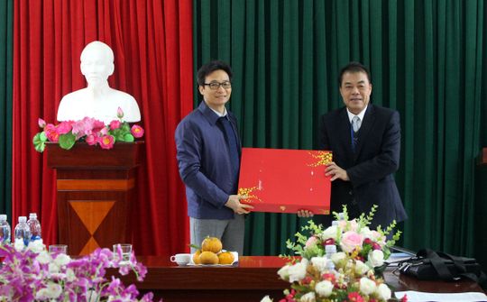 Phó Thủ tướng Vũ Đức Đam thăm, tặng quà tại Bắc Kạn