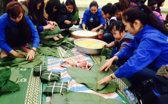Gói bánh chưng xanh cùng người nghèo đón Tết