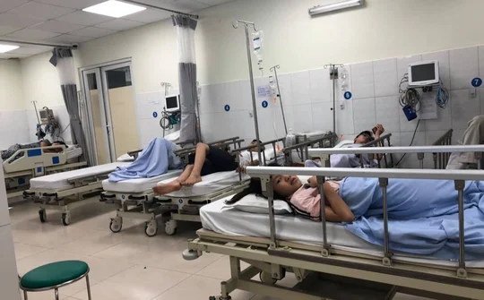 TP. HCM: 10 người nhập viện cấp cứu nghi ngộ độc thức ăn ở nhà hàng 