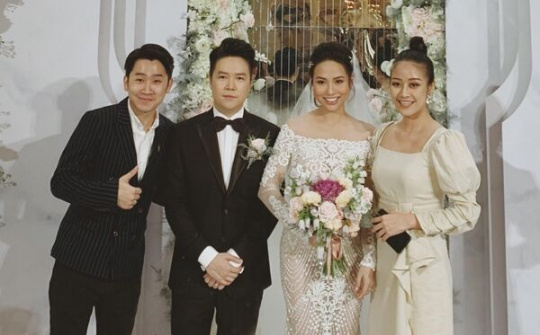 Lê Hiếu và vợ 9X hạnh phúc trong đám cưới cùng bạn bè