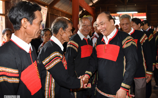 Thủ tướng thăm hỏi, trao quà Tết cho đồng bào dân tộc Tây Nguyên