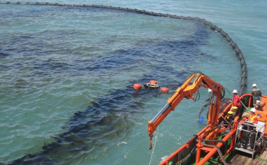 Bộ TNMT quy định quy trình khắc phục sự cố tràn dầu trên biển