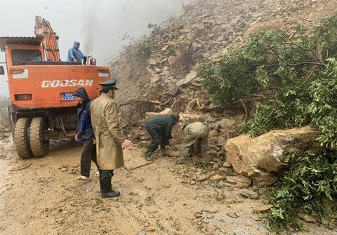 Hà Tĩnh: Sạt lở trên quốc lộ 8A, giao thông bị ách tắc nhiều giờ