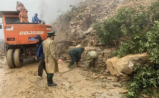 Hà Tĩnh: Sạt lở trên quốc lộ 8A, giao thông bị ách tắc nhiều giờ