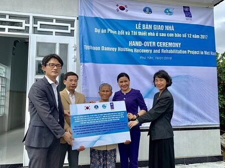 Phú Yên: Bàn giao hơn 100 căn nhà an toàn cho hộ nghèo 