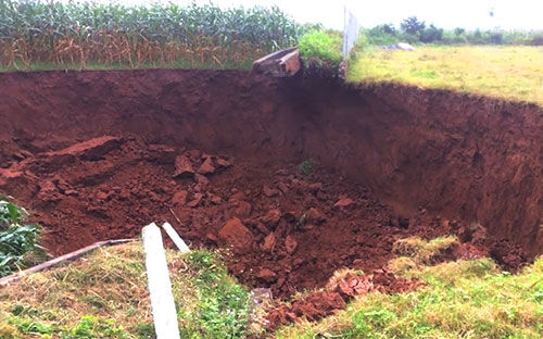 Hai 'hố tử thần' xuất hiện giữa cánh đồng Ba Vì