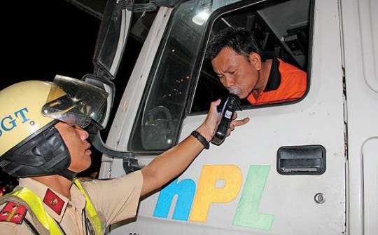 Đồng loạt kiểm tra lái xe nghiện ma túy trên đường