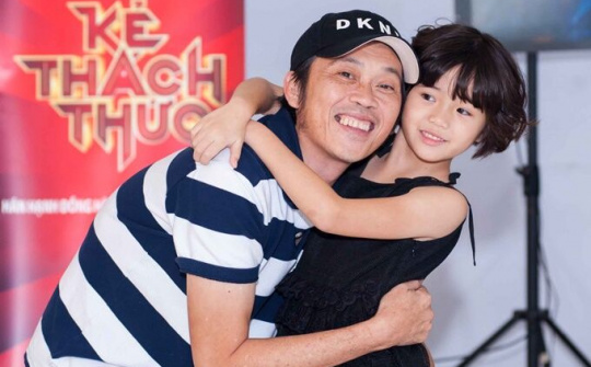 Con gái Thúy Nga quấn quýt bên danh hài Hoài Linh