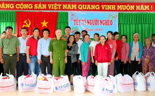 Mang sắc xuân đến với bà con khó khăn vùng Tây Nam bộ