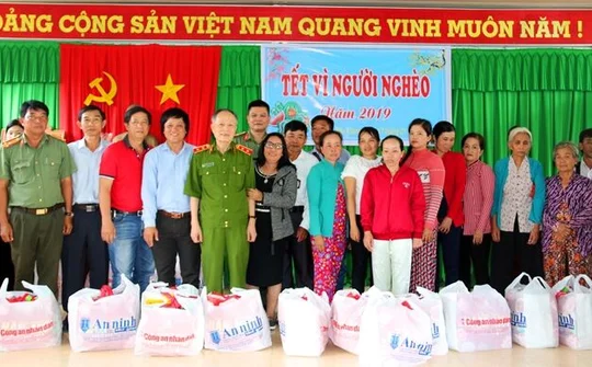 Mang sắc xuân đến với bà con khó khăn vùng Tây Nam bộ