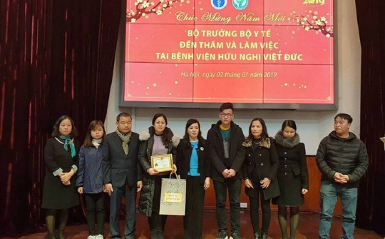 Bộ Y tế trao kỷ niệm chương cho gia đình người hiến 7 mô, tạng