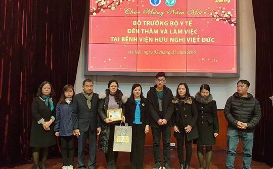 Bộ Y tế trao kỷ niệm chương cho gia đình người hiến 7 mô, tạng