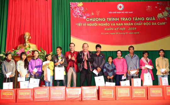 Phó Thủ tướng Trương Hòa Bình thăm, tặng quà đồng bào ở A Lưới, Đakrông