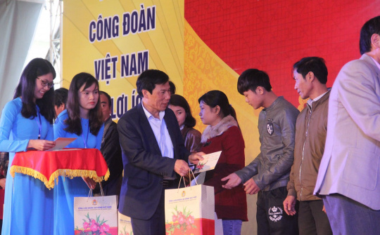 Bộ trưởng Nguyễn Ngọc Thiện tham dự chương trình 'Tết sum vầy' tại  tỉnh Thừa Thiên - Huế